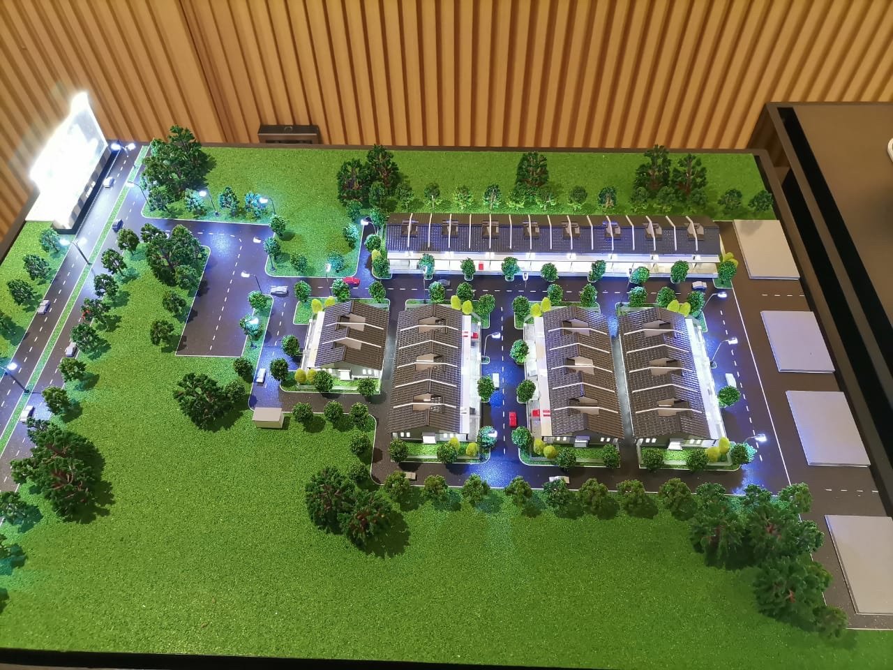 Foto model skala keseluruhan tapak Nanas Residence dengan deretan rumah dan jalan