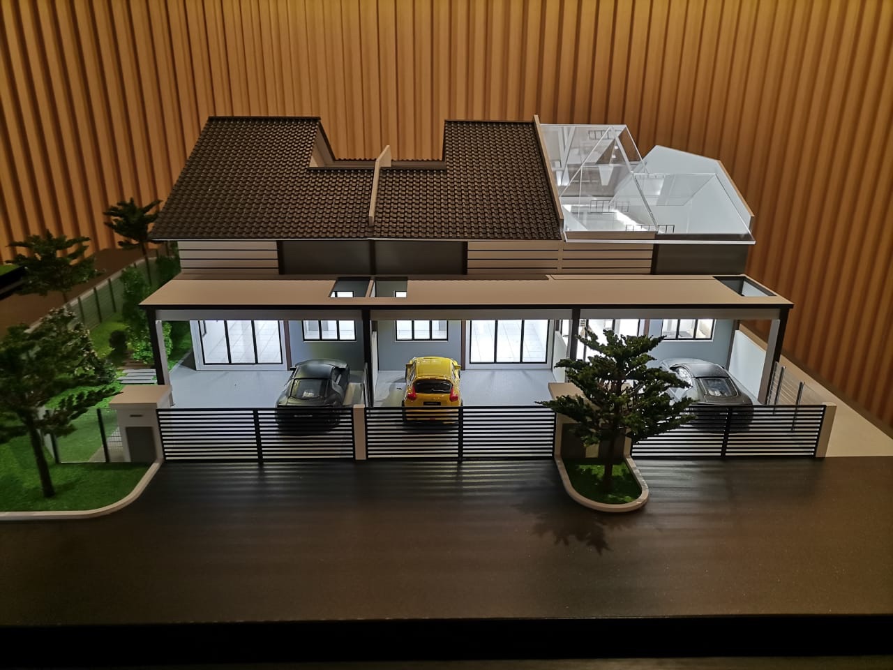 Foto model skala dua unit rumah teres setingkat Nanas Residence dengan anjung kereta