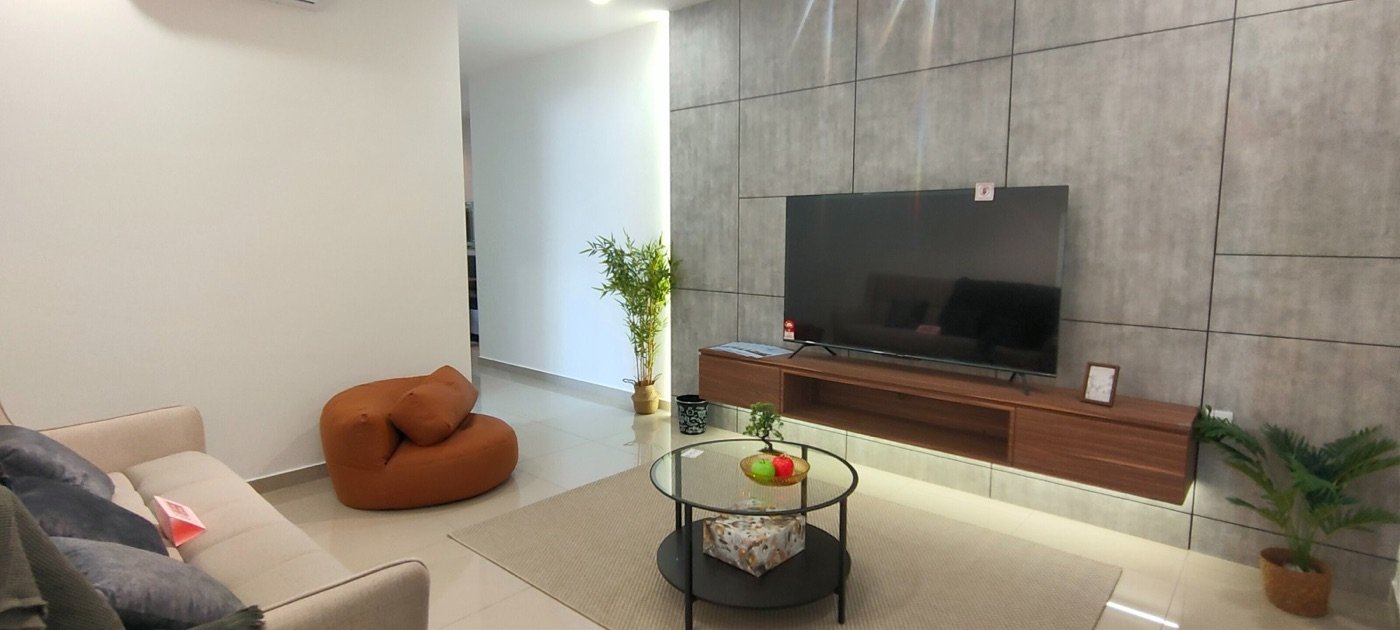 Foto sudut televisyen unit contoh atas dengan kabinet TV dan pouf