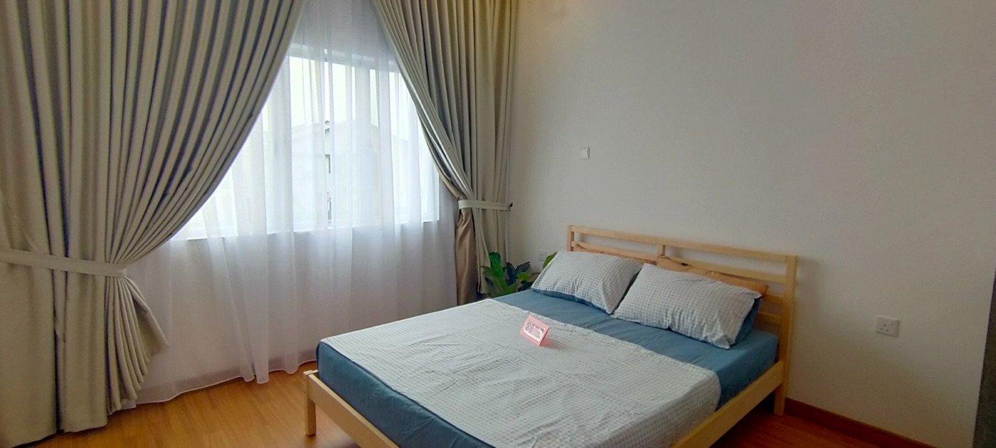 Foto bilik tidur utama unit contoh bawah dengan katil dan langsir