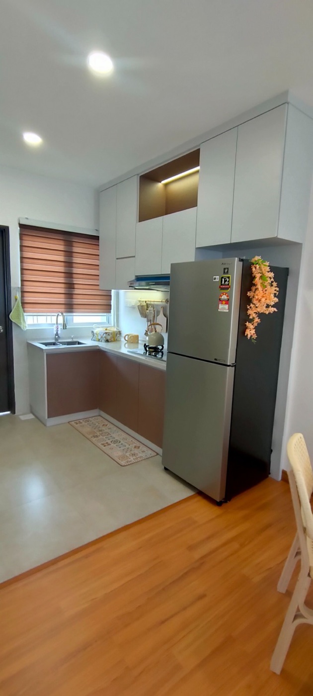 Foto dapur unit contoh bawah dengan kabinet dan peti sejuk