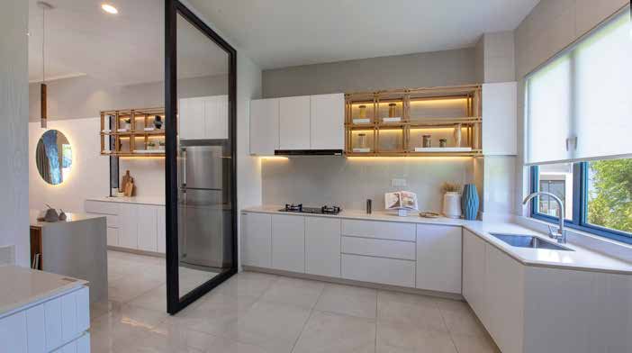 Foto rumah contoh Avela: dapur dengan kabinet putih, sinki di bawah tingkap dan pintu kaca berbingkai hitam