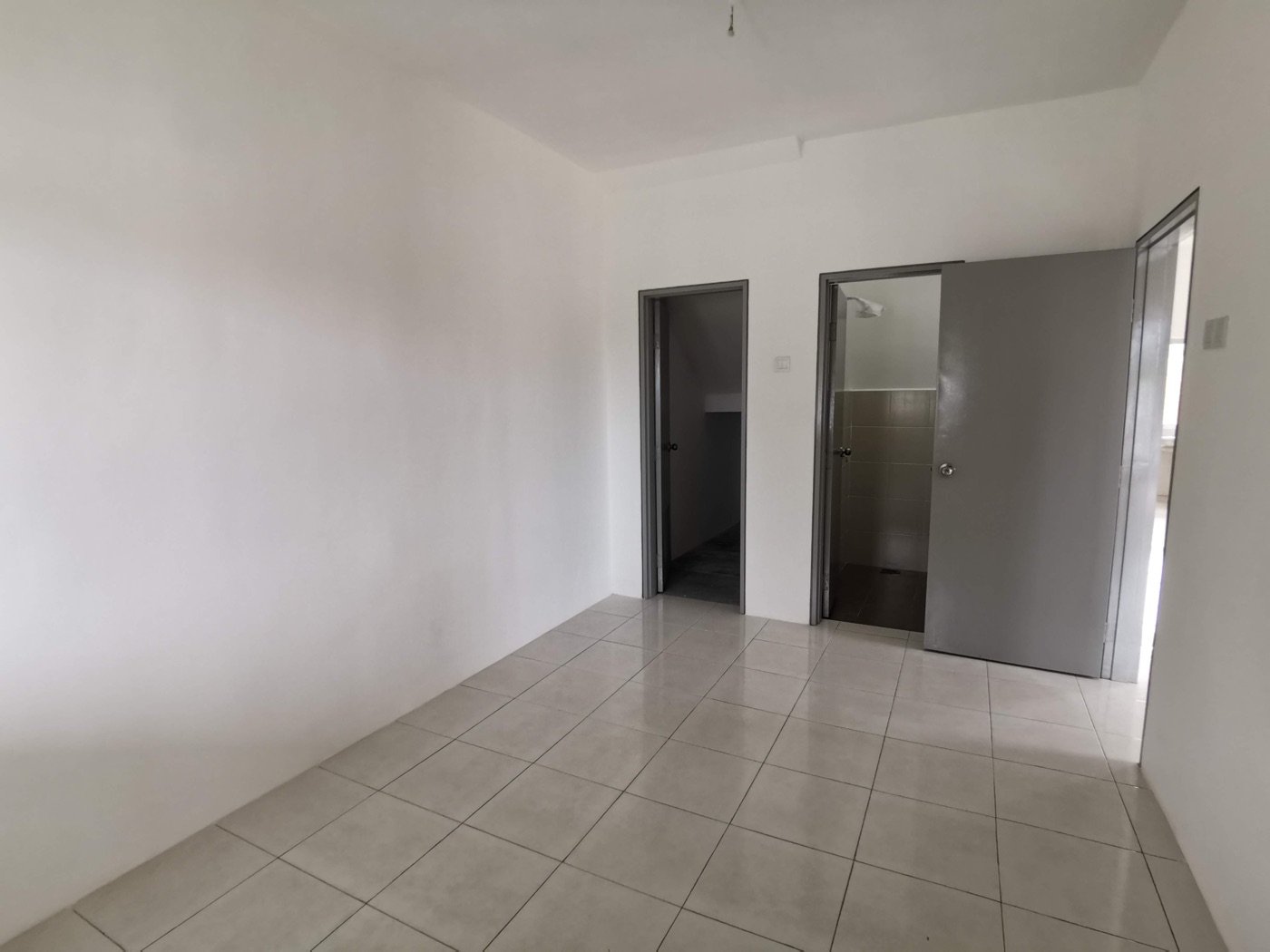 Foto sebenar ruang tingkat atas unit contoh dengan pintu bilik