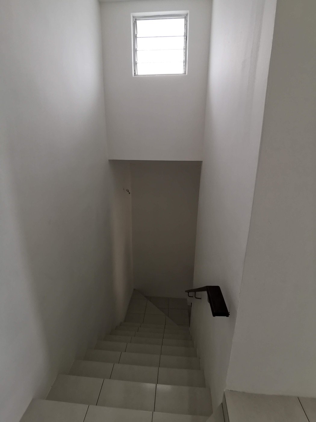 Foto sebenar tangga ke tingkat atas unit contoh