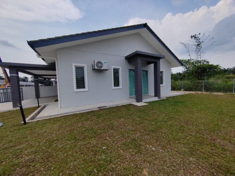 Foto sebenar rumah contoh Semi-D setingkat Taman Seri Changgang 1 berwarna kelabu cerah dengan laman berumput