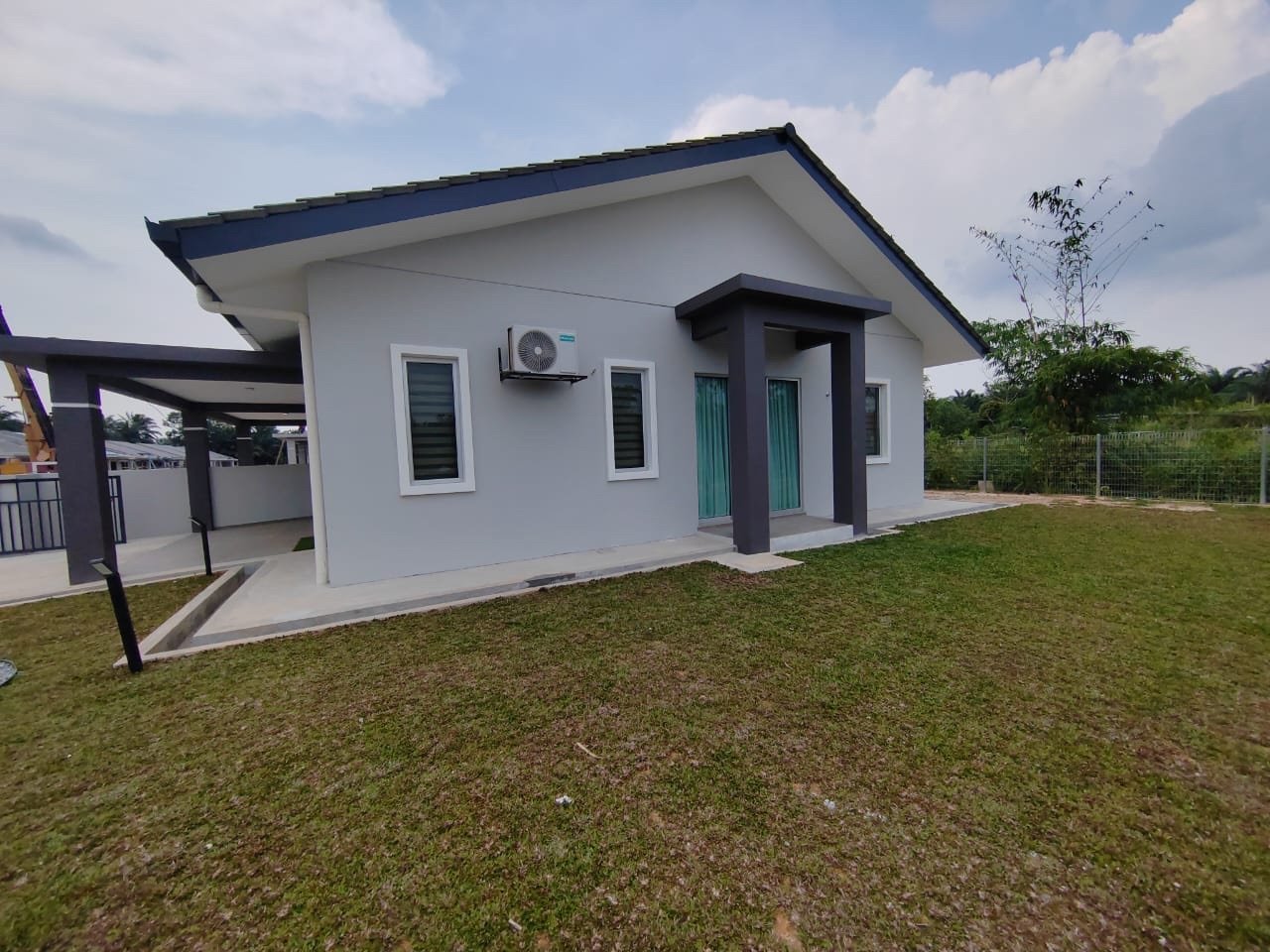 Foto sebenar rumah contoh Semi-D setingkat Taman Seri Changgang 1 berwarna kelabu cerah dengan laman berumput