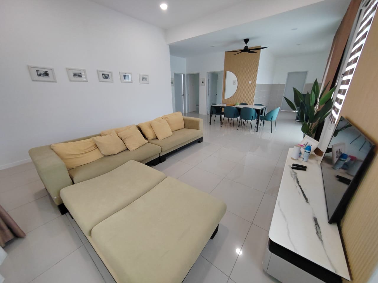 Foto ruang tamu rumah contoh Semi-D dengan sofa dan pintu ke ruang makan