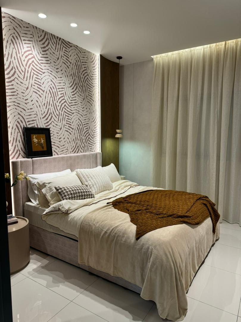 Foto show unit SkyRia: bilik tidur utama dengan katil kelamin dan langsir