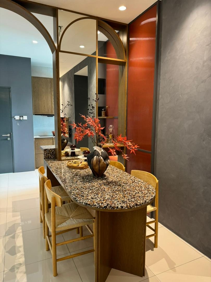 Foto show unit SkyRia: ruang makan dengan meja bujur dan kerusi kayu, dapur di belakang
