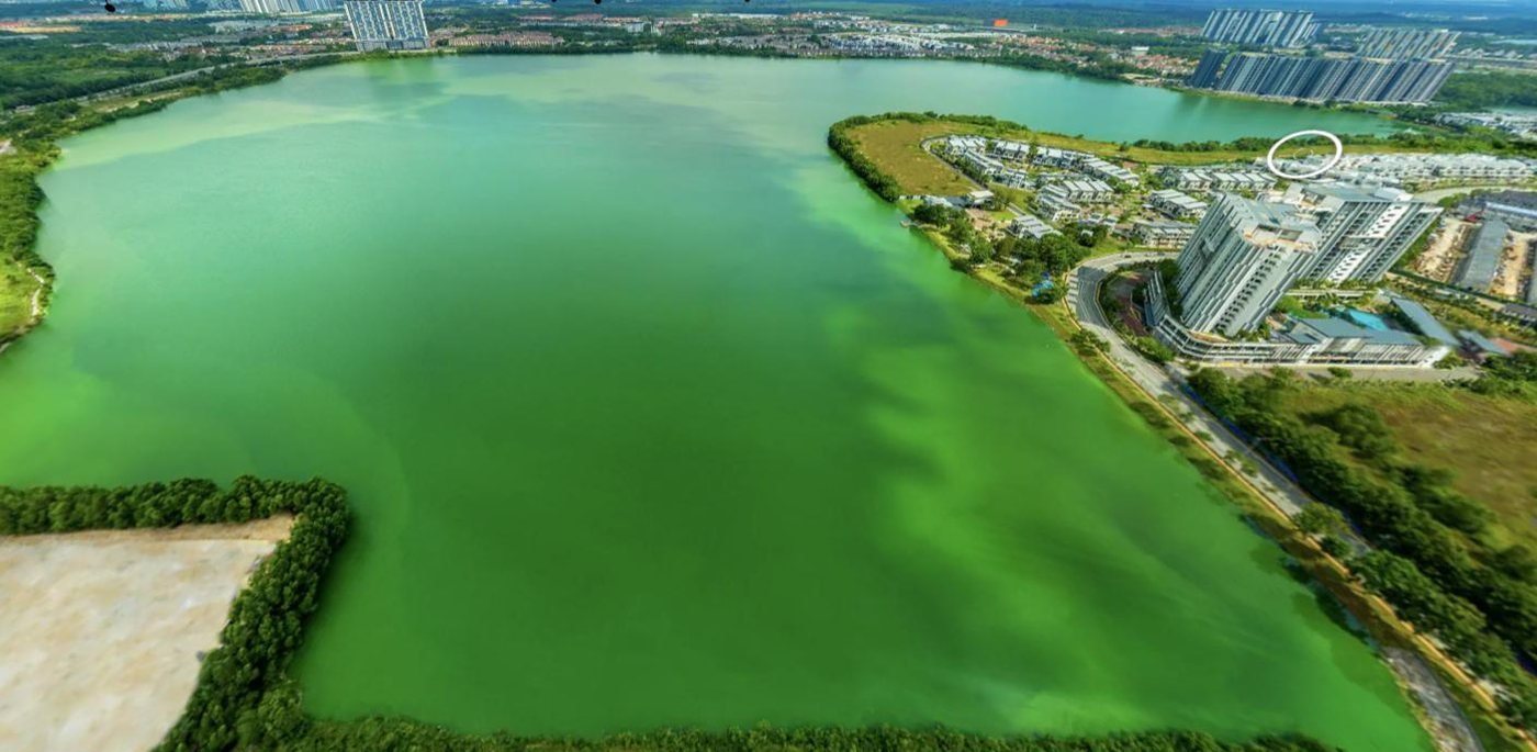 Foto udara tasik besar di D'Island Puchong dengan kawasan perumahan dan menara kediaman di tebing