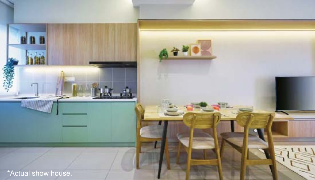 Foto rumah contoh Soren Alam Suria: ruang makan dan dapur dengan kabinet hijau pastel dan meja makan empat kerusi