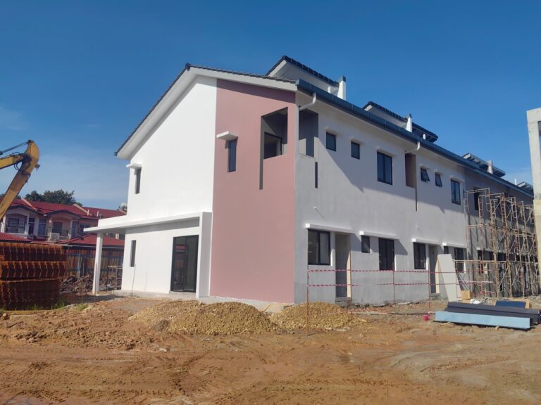 Foto sebenar rumah teres dua tingkat Taman Desa Permai dalam peringkat akhir pembinaan, dinding putih dan merah jambu
