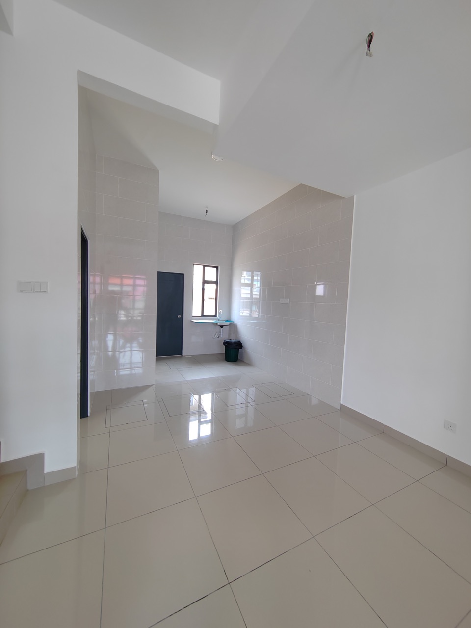 Foto sebenar ruang dapur unit contoh berlantai jubin
