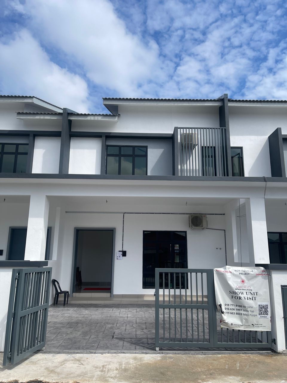 Foto sebenar hadapan unit contoh rumah teres dua tingkat Taman Orkid dengan pagar dan anjung kereta