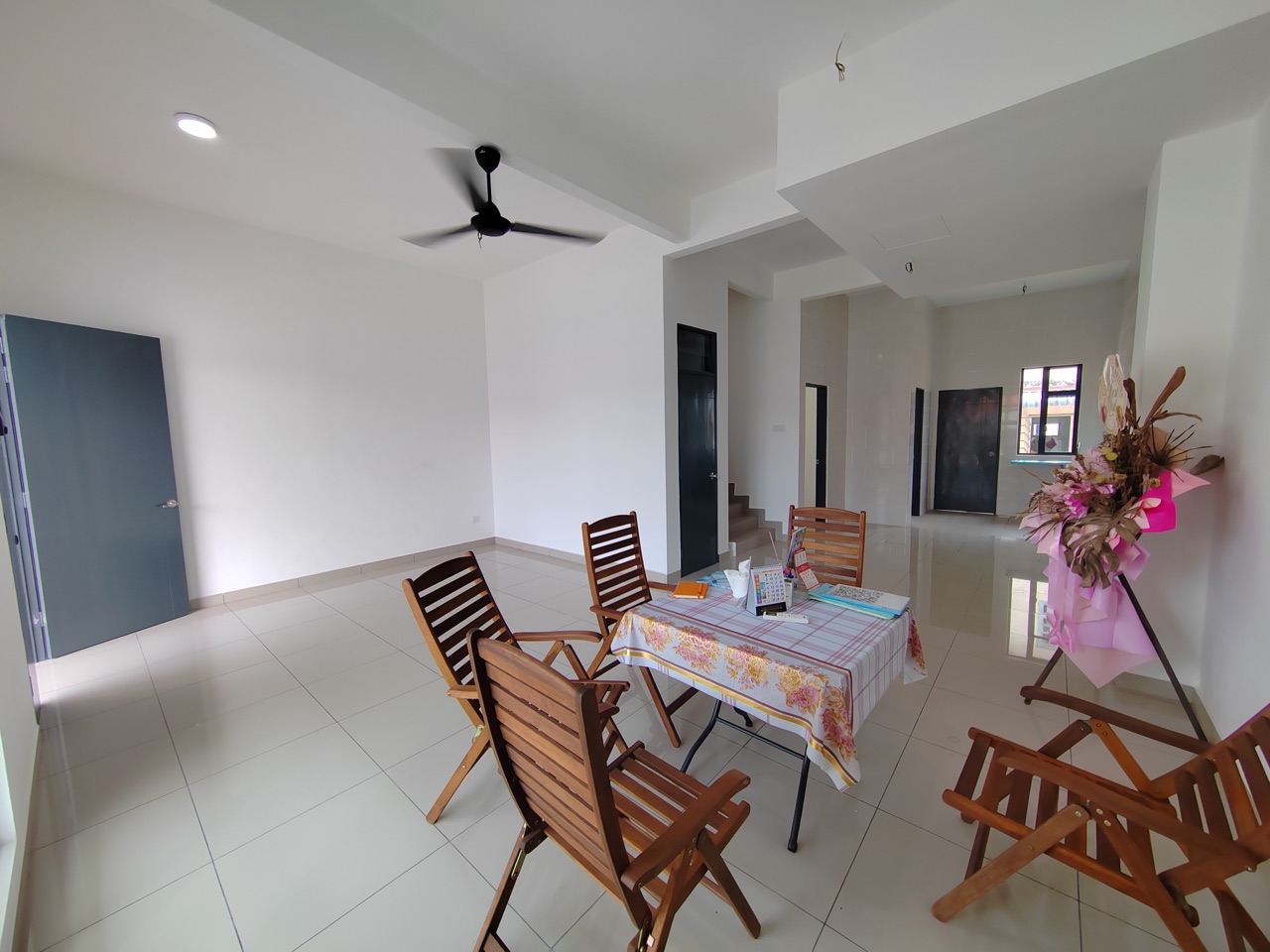 Foto sebenar ruang makan unit contoh dengan meja kayu
