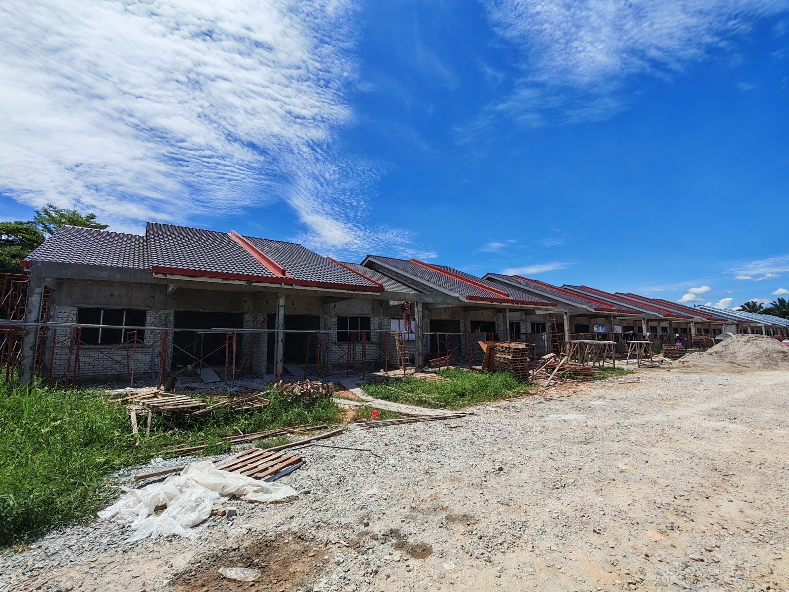 Foto sebenar lot hujung deretan rumah teres dengan bumbung dan perancah
