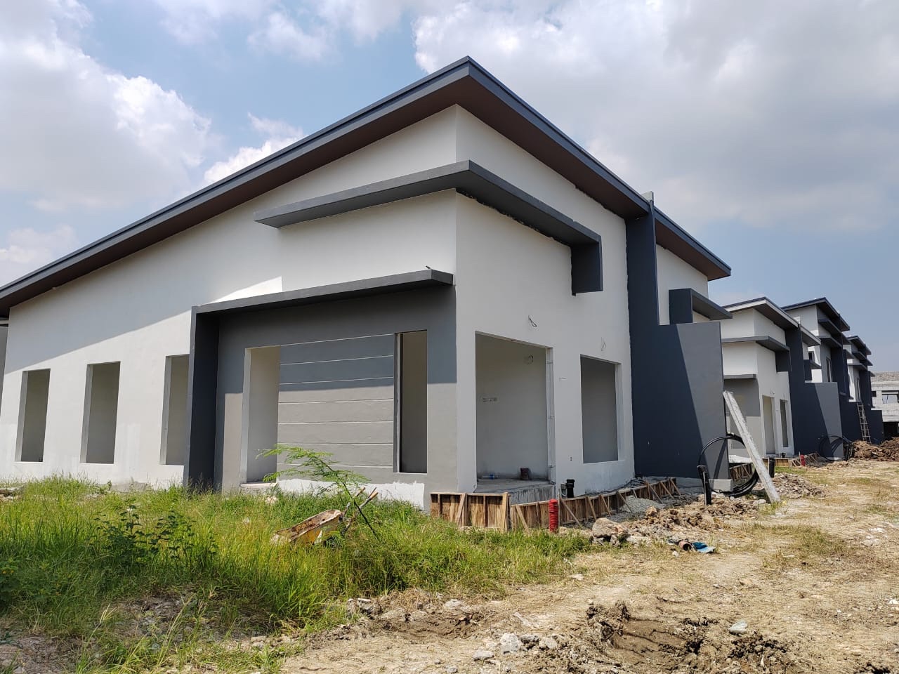 Foto sebenar rumah kluster berkembar satu tingkat dalam pembinaan