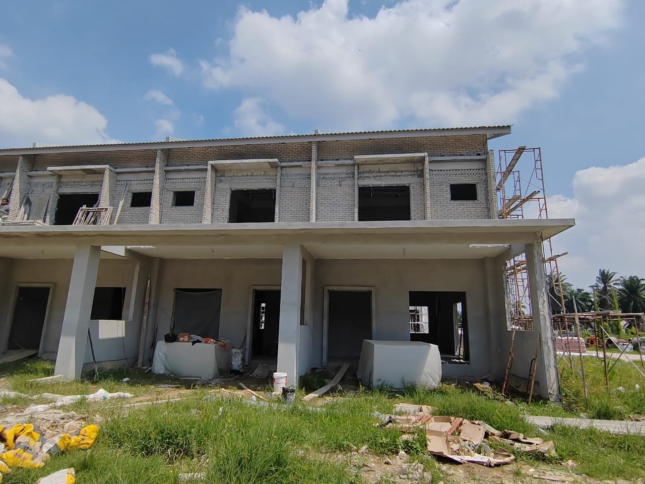 Foto sebenar kemajuan pembinaan rumah teres dua tingkat Taman Saga 3, struktur dan bumbung telah siap
