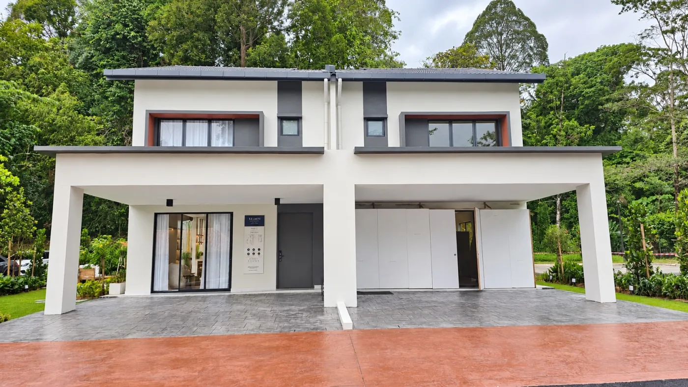 Fasad showroom Sejati By The Lake — foto disunting